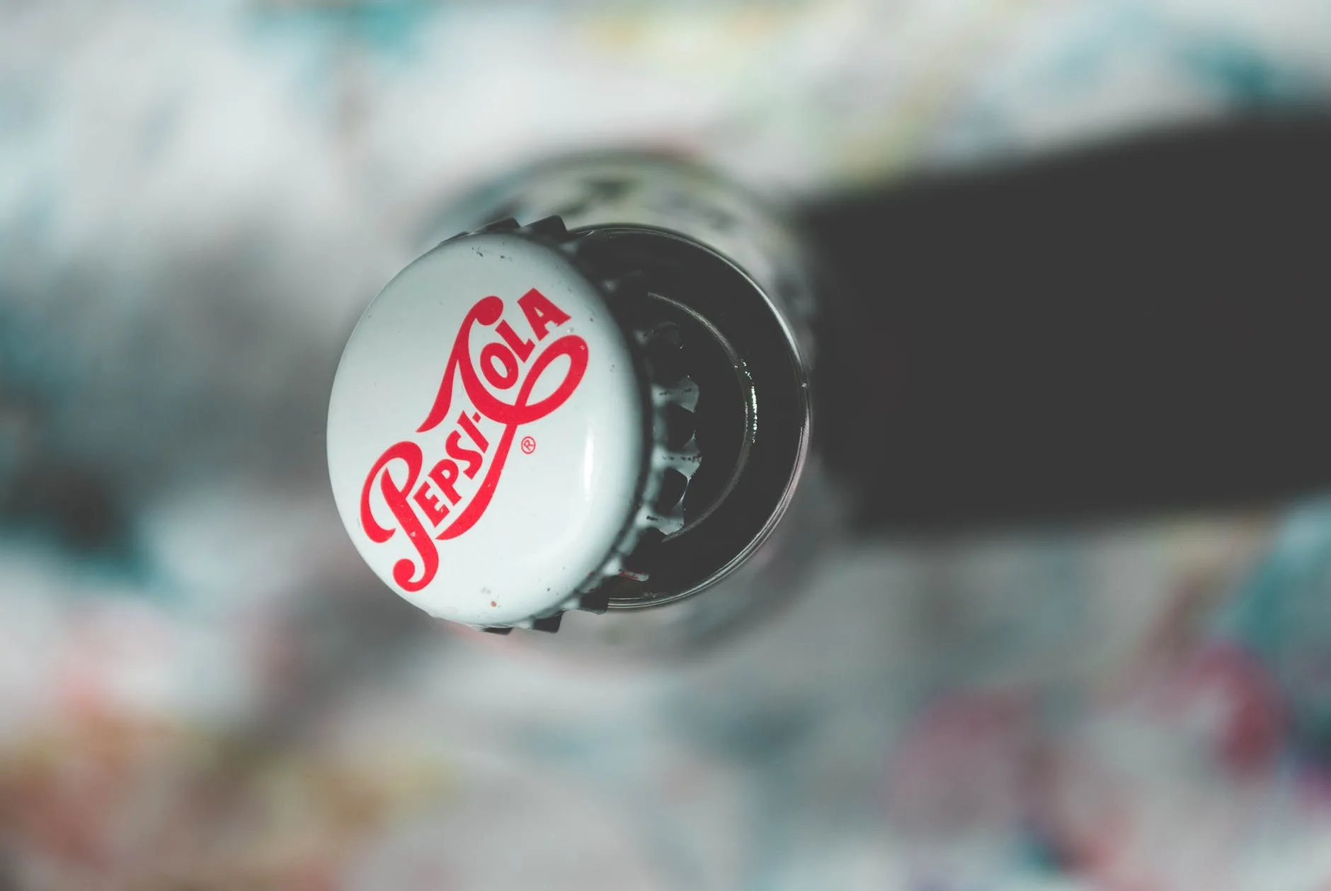 La importancia del anuncio publicitario 1 shallow focus photography of pepsi cola bottle cap